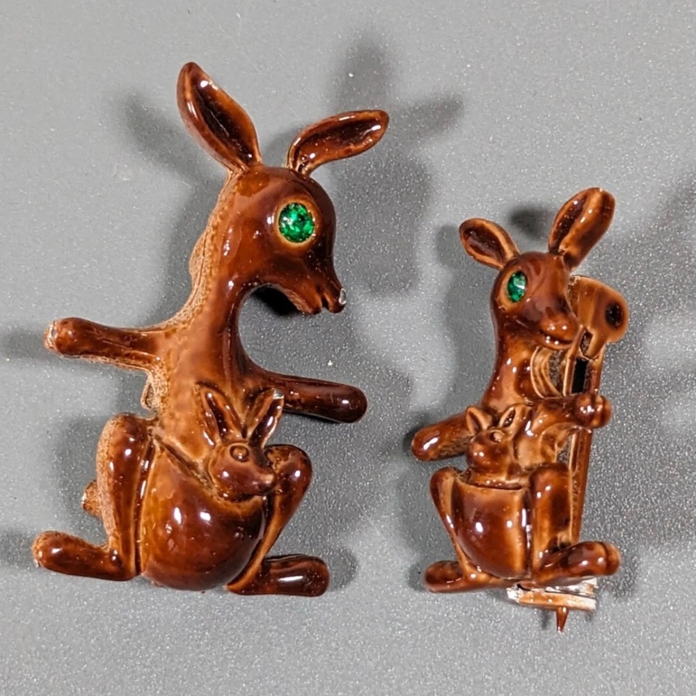VINTAGE GERRY’S 2 BROWN ENAMEL KANGAROOS & JOEY’S & GREEN CRYSTAL EYES BROOCHES